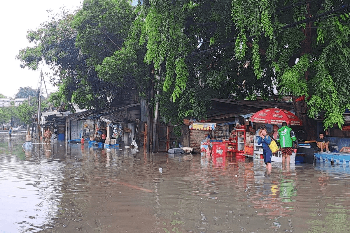 Main Air Gratis di Daan Mogot: Banjir 60 cm, Kendaraan Diminta Pindah Haluan!