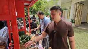 chef arnold masak nasi goreng di depan rumah jokowi di solo