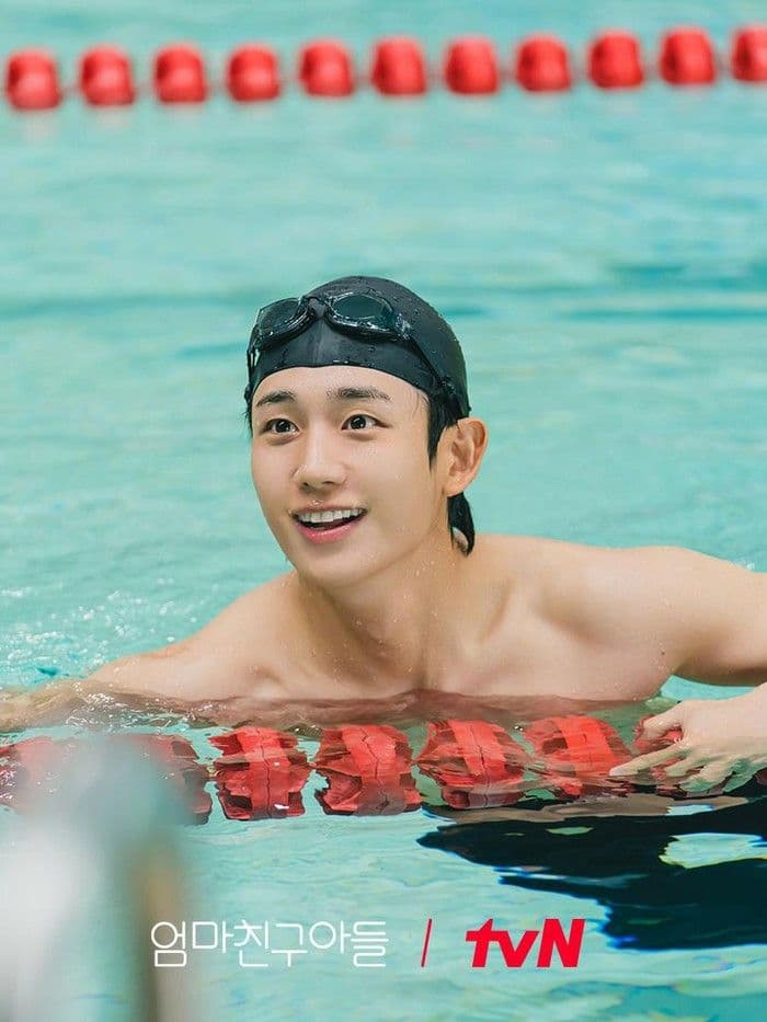 Penampilan Jung Hae In Sempurna di Love Next Door