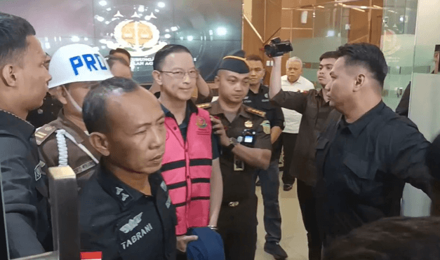 Kasus Korupsi Impor Gula, Tom Lembong Pakai Rompi Tahanan