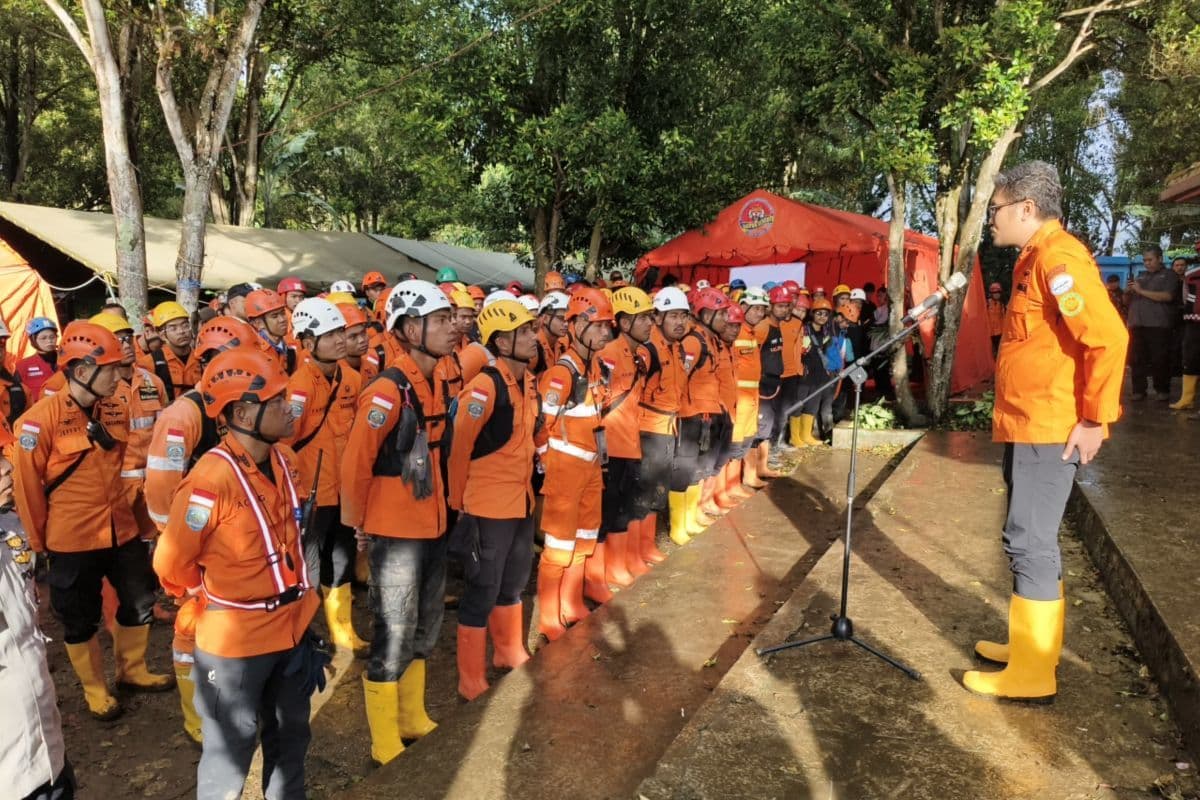 Pencarian Korban Longsor di Cisarua Dilanjutkan Minggu Pagi